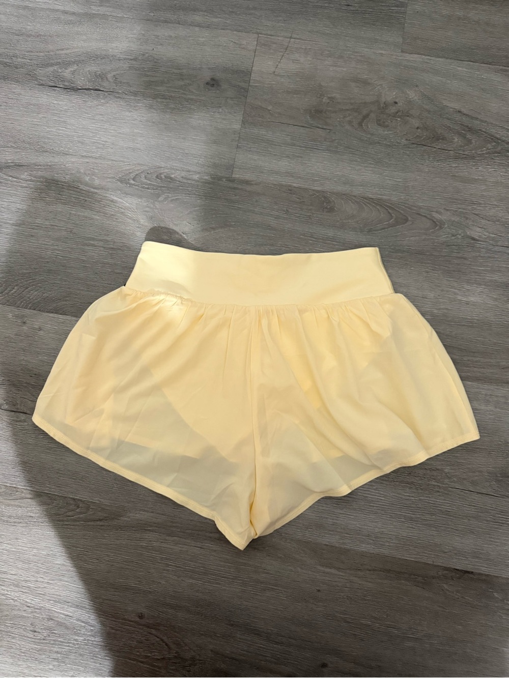 ALO Yoga Women’s Pale Yellow Athletic Skort Shorts - Picture 3 of 3